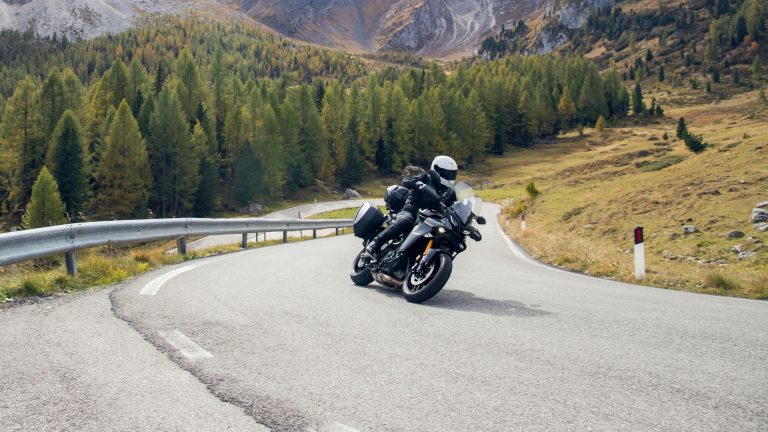 2024-Yamaha-MT09TRDX-EU-Power_Grey-Action-013-03