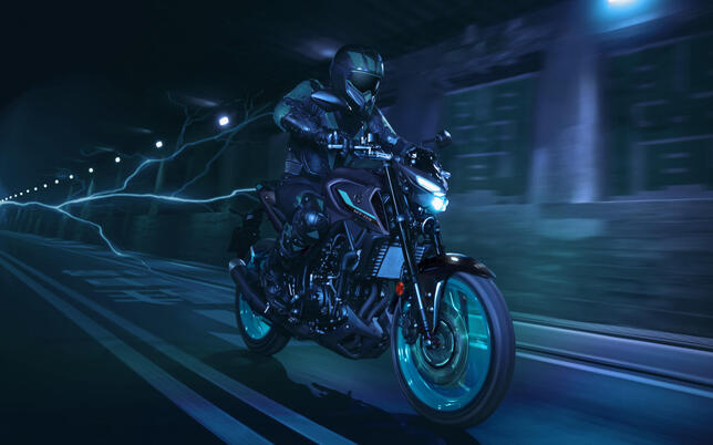 2024-Yamaha-MT320-EU-Midnight_Cyan-Action-001-03 (1)