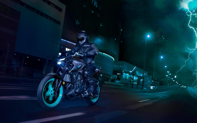 2024-Yamaha-MT320-EU-Midnight_Cyan-Action-002-03 (1)