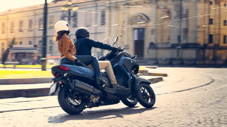 2024-Yamaha-MW300-EU-Petrol_Blue-Action-009-03