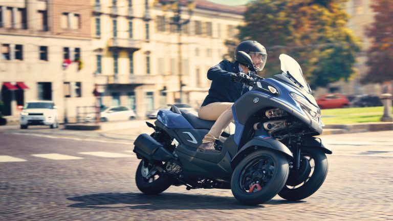 2024-Yamaha-MW300-EU-Petrol_Blue-Action-010-03