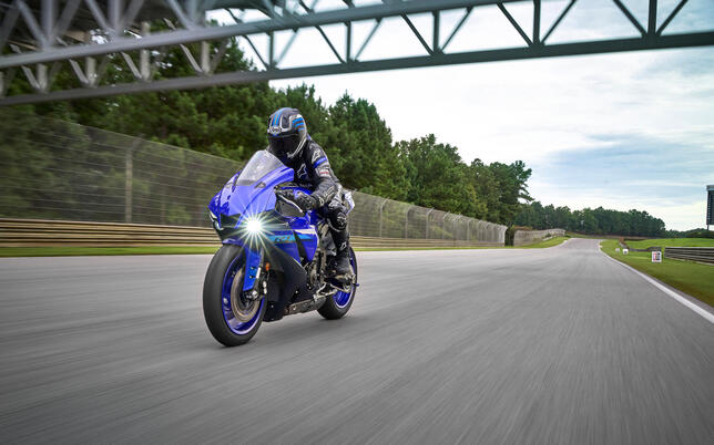 2024-Yamaha-YZF1000R1-EU-Icon_Blue-Action-001-03 (1)