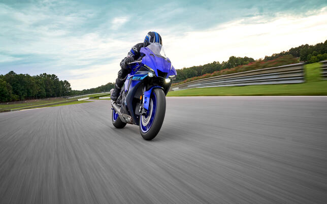 2024-Yamaha-YZF1000R1-EU-Icon_Blue-Action-002-03 (1)