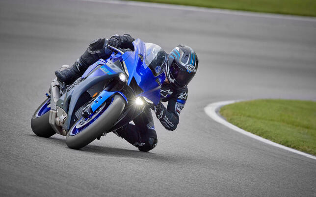 2024-Yamaha-YZF1000R1-EU-Icon_Blue-Action-003-03 (1)