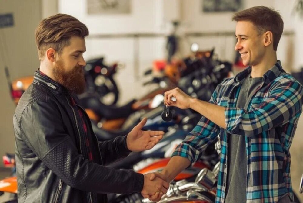 Motorcycle-Dealer-Selling-800x534 (1)